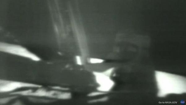 Armstrong baja del soporte de la pata de la nave y pisa el suelo de la Luna. Imagen restaurada por NASA. Armstrong baja a la plataforma de la pata de la nave antes de pisar el suelo de la Luna. Imagen restaurada por NASA.