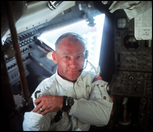 El astronauta Edwin E. Aldrin, Jr., piloto del mdulo lunar, en el interior del Mdulo Lunar Aguila luego de su primera caminata lunar.