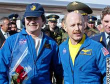 El Comandante Bowersox, a la derecha y Budarin llegando a la capital kasaka Astana, sonrientes y movindose con sus propios pies, algo inusual para quienes han estado ms de cinco meses (161 das) en rbita