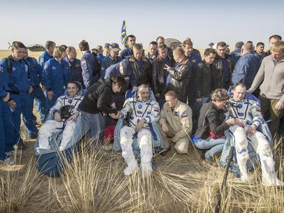 El ingeniero de la NASA Chris Cassidy y los rusos Pavel Vinogradov y Alexander Misurkin aterrizaron sin contratiempos en Kazajastn. Crdito: NASA.