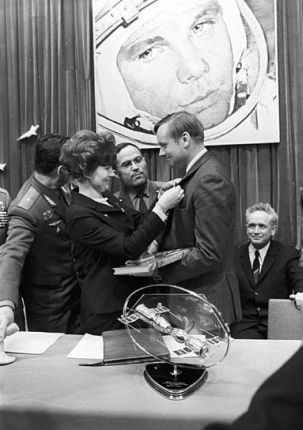 Neil A. Armstrong, es condecorado en Rusia por la cosmonauta rusa Valentina Tereshkova.