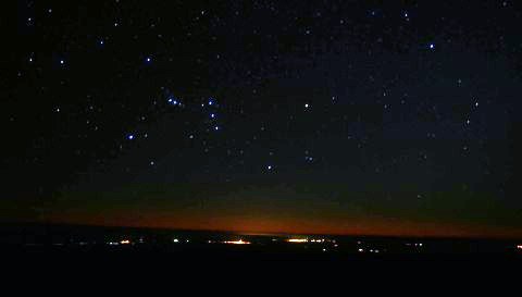La constelacin de Orin recostada sobre los pueblos de la Tirana y Pozo Almonte, en Tarapac. Imagen: Pablo Caarte y Jorge Ianiszewski, fecha: 21 Mayo, 2009 10PM.