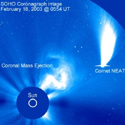 El cometa NEAT pasa cerca del Sol, al momento de una gran eyeccin de masa coronal. SOHO
