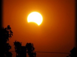 El eclipse parcial visto desde San Carlos de Apoquindo, en Santiago, Chile. 13 Nov. 12. Crdito: Magdalena Torres.