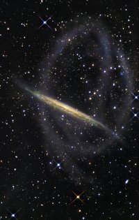 Escombros envuelven a la galaxia NGC 5907. Crdito: IAC.