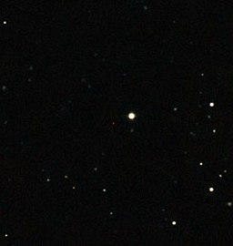 Al centro vemos al cuasar ULAS J1120+0641, como un punto rojo. La imagen, que en realidad es invisible en luz visible, fue creada a partir de imgenes tomadas para los catlogos Sloan Digital Sky Survey y el UKIRT Infrared Deep Sky Survey. Crdito: ESO.
