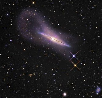 Corriente de gases y estrellas alrededor de la galaxia NGC 4013. Crdito: R. Jay Gabany.