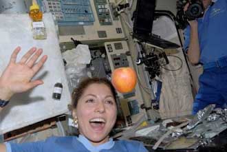 La turista espacial americano-iran Anousheh Ansari comprueba que en el espacio las manzanas no caen.