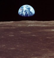 La Tierra vista desde la Luna, fotografiada por los astronautas de la Apolo 11, podemos apreciar que la Luna es de color chocolate. Porqué la vemos blanca entonces?