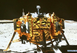 El rover chino Yutu y la estacin Chang 3 se fotografiaron entre ellos en la Luna antes de irse a dormir. (Haga clik en las imgenes para agrandar).
