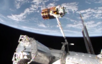 La cpsula espacial japonesa de carga Kounotori 4 es separada de la EEI para su viaje de regreso. Crdito: NASA.