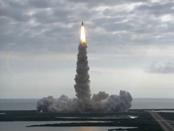El Endeavour sale de la plataforma de lanzamiento del Centro Espacial Kennedy por ltima vez. Foto NASA.