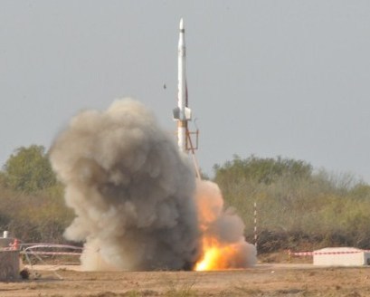 Cohete militar argentino Gradicom II de 2 etapas. Haga click en la imagen para ver una pelcula del lanzamiento. Imagen: CITIDEF.