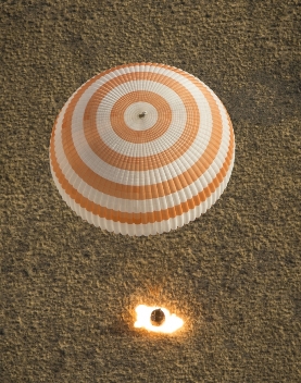La cpsula espacial Soyuz TMA-08M aterriza con paracadas en Kazajastn con la Expedicin 36. Crdito: NASA.