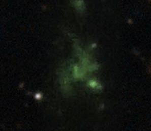 La nube LAB-1 brilla en verde por luz emitida en el ultravioleta y estirada hasta el verde. Crdito: ESO.