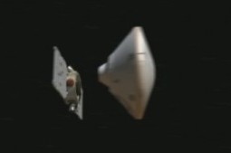 Una ilustracin del momento en que la Fenix se separa de la unidad de crucero, con los paneles solares y los pequeos motores cohetes de maniobra. NASA.