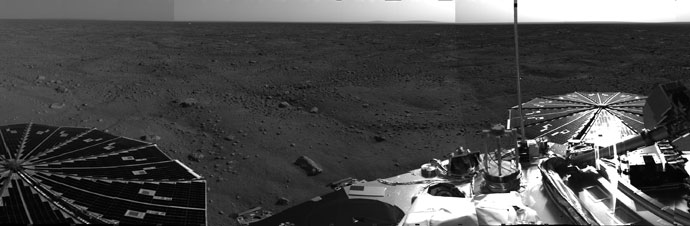 Las primeras imgenes tomadas por la estacin Fenix luego de su descenso en Marte: el paisaje a su alrededor, una de las patas y uno de sus paneles solares desplegados. NASA.