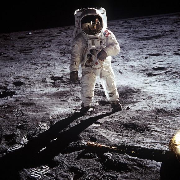 El astronauta Buzz Aldrin en la Luna. Esta famosa imagen, que está levemente fuera de foco ha sido digitalizada y ahora podemos verla en todo su esplendor. Crédito: NASA.