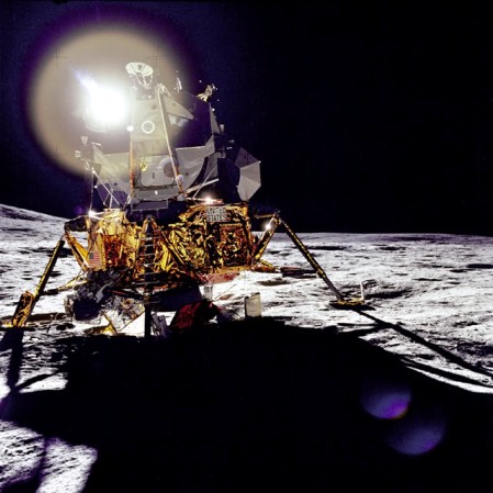 La oscura sombra del módulo lunar Antares de la Apolo 14.