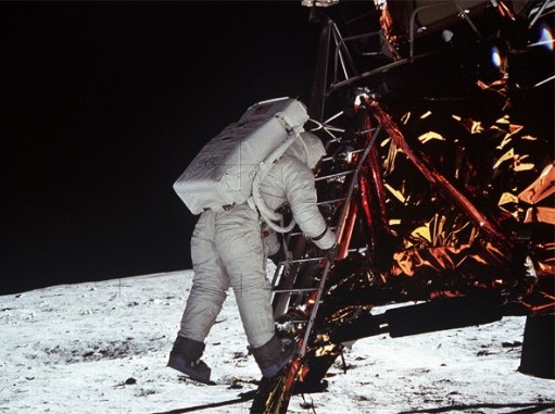El astronauta Buzz Aldrin, piloto de la misión Apollo 11 baja las escaleras del módulo lunar Eagle. Fue el segundo hombre en la Luna. Crédito: NASA.