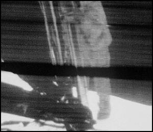 El momento previo a la bajada en el suelo lunar del Comandante de la Apolo 11 Neil A. Armstrong.