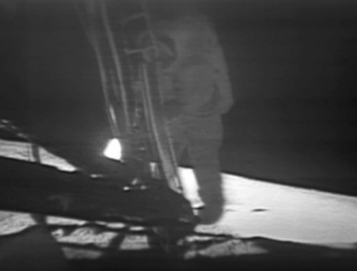 Neil Armstrong, comandante de la misión Apollo 11 baja las escaleras del módulo lunar Eagle, para la primera caminata de un ser humano en otro mundo. Crédito: NASA.