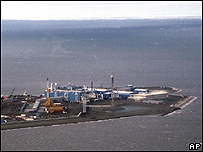 Actividad de explotacin petrolera en el Ocano Ártico, cerca de Alaska.