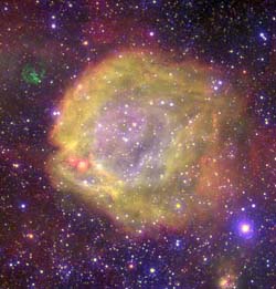 
La Nébula AB7 de la Pequeña Nube de Magallanes, ubicada a 210.000 años luz, está formada por un sistema doble. La fuerte radiación UV de una estrella WR ha creado una nebulosa de emisión HeII a su alrededor. 