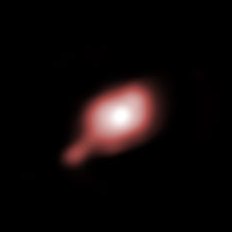 En la imagen se observa la estrella encapsulada en su capullo de gases con un chorro prominente. Crédito: ESO/S. Kraus.