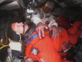 El comandante Ferguson es ayudado a instalarse en su asiento. Foto NASA.
