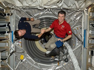 Paolo y Roberto en el interior del ATV-2. Foto ESA.