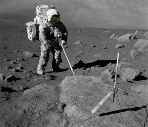 El traje espacial del geólogo Jack  
Schmitt quedó cubierto del fino polvo lunar, luego de tres días de trabajo en la Luna.  
Crédito: NASA.