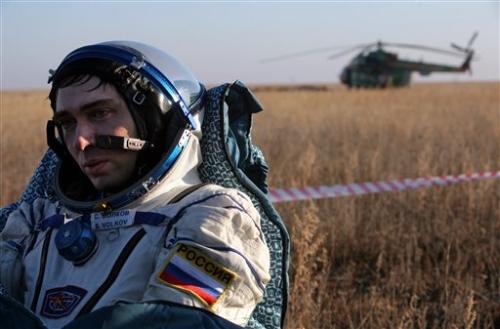 7. El comandante Sergei Volkov,descansa mientras comienza a acostumbrarse nuevamente a sentir el peso en la superficie.