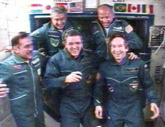La tripulación de la Expedición 12 da la bienvenida a sus relevos de la Expedición 13 y al orbinauta brasilero. NASA