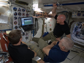 Astronautas occidentales ven solos los partidos del mundial. Crédito: NASA.