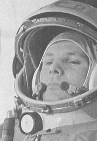 Yuri Gagarin se convierte en el primer hombre en viajar al espacio orbital, el 12 de Abril, 1981