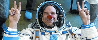 Guy Laliberté, con una nariz de payaso y el traje de astronauta con el que viajará como turista espacial. Foto: SPACE ADVENTURES.