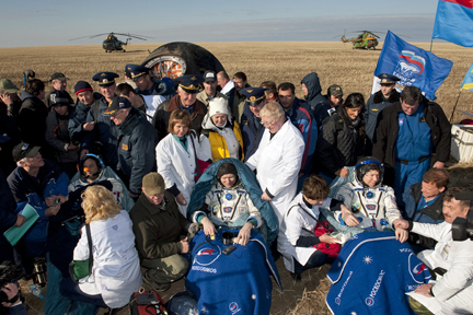 El aterrizaje de la Soyuz TMA-14, Guy Laliberté, con la nariz roja de payaso, el comandante Gennady Padalka y el ingeniero de vuelo Michael Barratt. 