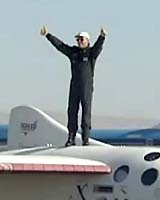 Michael Melvill, el primer piloto espacial privado del mundo celebra su segundo vuelo al espacio.