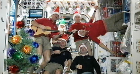 La tripulación de la Expedición 34 de la Estación Espacial Internacional celebra la llegada de la Navidad 2012. Crédito: NASA.