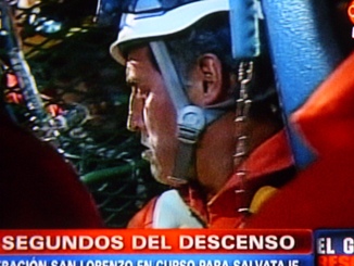 El rescatista y geonauta Manuel González se prepara para bajar a la mina. TVN.