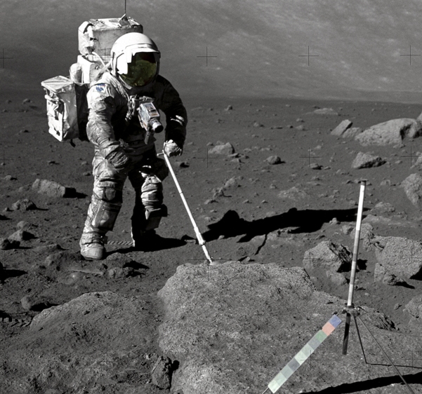 El traje espacial del geólogo Jack  
Schmitt quedó cubierto del fino polvo lunar, luego de tres días de trabajo en la Luna.  
Crédito: NASA.
