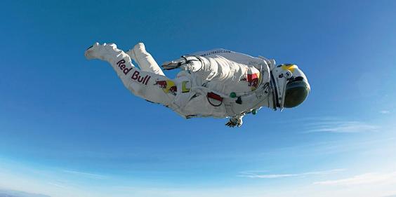 El austriaco Félix Baumgartner prueba el traje espacial de baja presión que utilizará para el gran salto. 