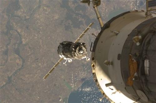 1. La Soyuz TMA 12 con los últimos tripulantes de la Expedición 17, se desacopla de la Estación Espacial Internacional.