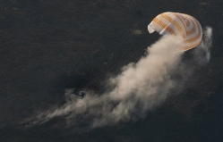 3. Luego de aterrizar, la Suyuz es arrastrada por el paracaídas, en medio del polvo levantado por los retrocohetes.