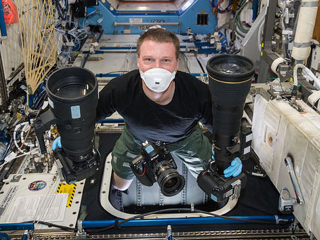 El astronauta de la NASA Terry Virts, de la Expedición 42, se prepara para tomar fotografías científicas desde la Estación Espacial Internacional. Crédito: NASA.