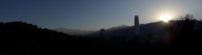 El día del Solsticio de diciembre, el Sol aparece (sale) al amanecer por su punto más austral del horizonte. En la imagen está visto al amanecer desde el Parque Metropolitano de Santiago de Chile. Foto: Jorge Ianiszewski Rojas.