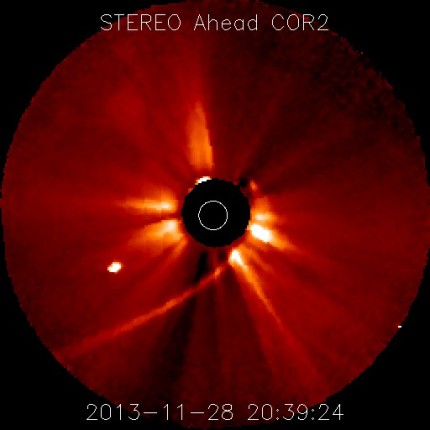 Imagen del satélite SOHO de la NASA, donde se ve que algo del ISON sale tras el Sol. Crédito: ESA&NASA/SOHO/LASCO.