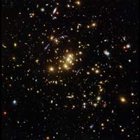Imagen del cúmulo galáctico CI 0024+17 en luz visible. Telescopio Espacial Hubble 
