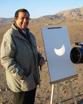 El profesor Ricardo Leiva Gajardo observa el Eclipse Parcial de Sol por proyección en Copiapó. Crédito: Samuel Tapia Fajardo, Copiapó, Chile.